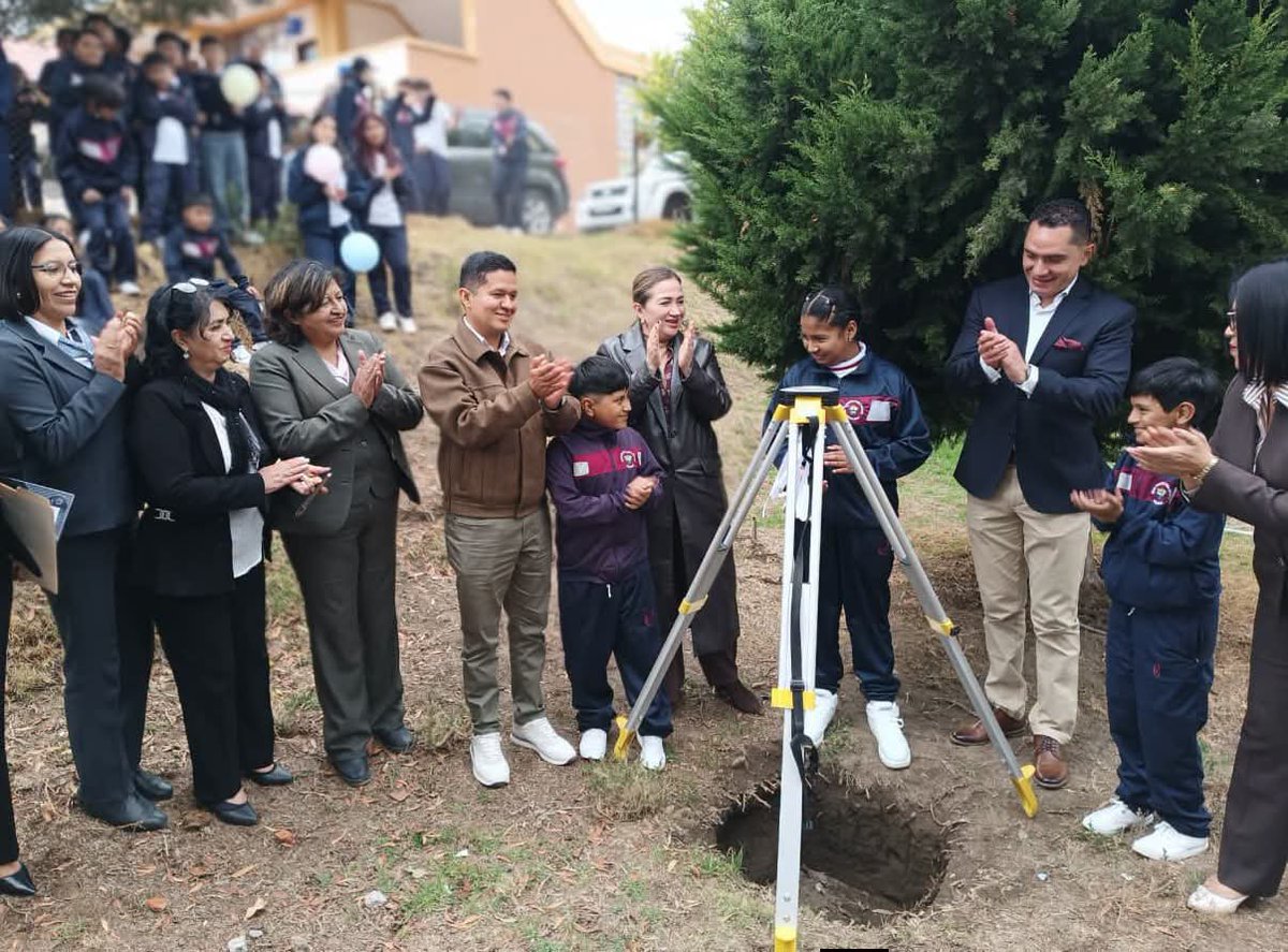 EducacionZ3_Ec's tweet photo. [CHIMBORAZO] Como parte del inicio del año lectivo #SierraAmazonía 2026-2027, colocamos la primera piedra para la intervención de las Unidades Educativas Carlos Cisneros y Camilo Gallegos, en Riobamba. 🧱👷🏻‍♀️👷🏻‍♂️

Inversión: USD 589.371,50 https://t.co/2PXXQkCqJE