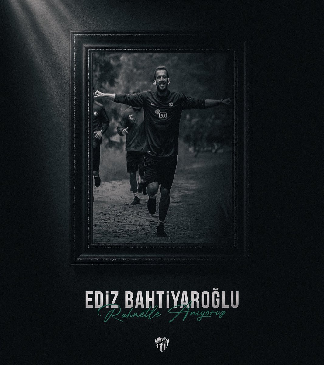 BursasporSk's tweet photo. Kanatlanıp uçtuğun yerde Bahtiyar ol.

Sevgi, özlem ve rahmetle anıyoruz.

#EdizBahtiyaroğlu https://t.co/7ETsHQ9FJM