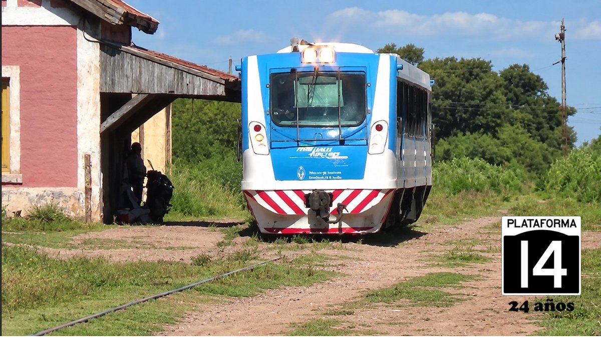 Plataforma14's tweet photo. El tren se va (?) Suspensión de servicios en el Chaco - 04/09/2026.

@TrenesArg comunico la suspensión de los servicios ferroviarios en los regionales de la provincia del Chaco.

La empresa aclaro que dicha suspensión seria transitoria, aunque no hay fecha prevista para la reanudación de los servicios.

El motivo de dicha suspensión es debido a medidas que se adoptan en el marco de un proceso de revisión y puesta a punto del material rodante, con el objetivo de garantizar las condiciones de seguridad necesarias para la prestación del servicio.

Los servicios afectados son:
El servicio metropolitano de la ciudad de Resistencia (Puerto Tirol – Cacuí – Resistencia).
Cacuí – Charadai – Los Amores.
Sáenz Peña – Chorotis.

Esta suspensión se suma a las ya realizadas en otros servicios regionales con anterioridad:
La Banda – Fernández / Levantado desde noviembre de 2024.
Rosario – Cañada de Gómez / Suspendido desde noviembre 2024.
Villa María - Córdoba / Suspendido desde octubre de 2025.
Paraná - Enrique Berduc - Jorge Méndez / Suspendido desde mayo de 2026.

Las excusas para las suspensiones de los mismos, fueron variadas, desde la rotura de la formación hasta problemas de infraestructura de vías, o por anti económico, pero los une la desaparición del servicio hasta la actualidad, lo que nos hace pensar, volverá este servicio en el Chaco.

La respuesta se la dejamos a usted.

Foto: Crédito al autor.