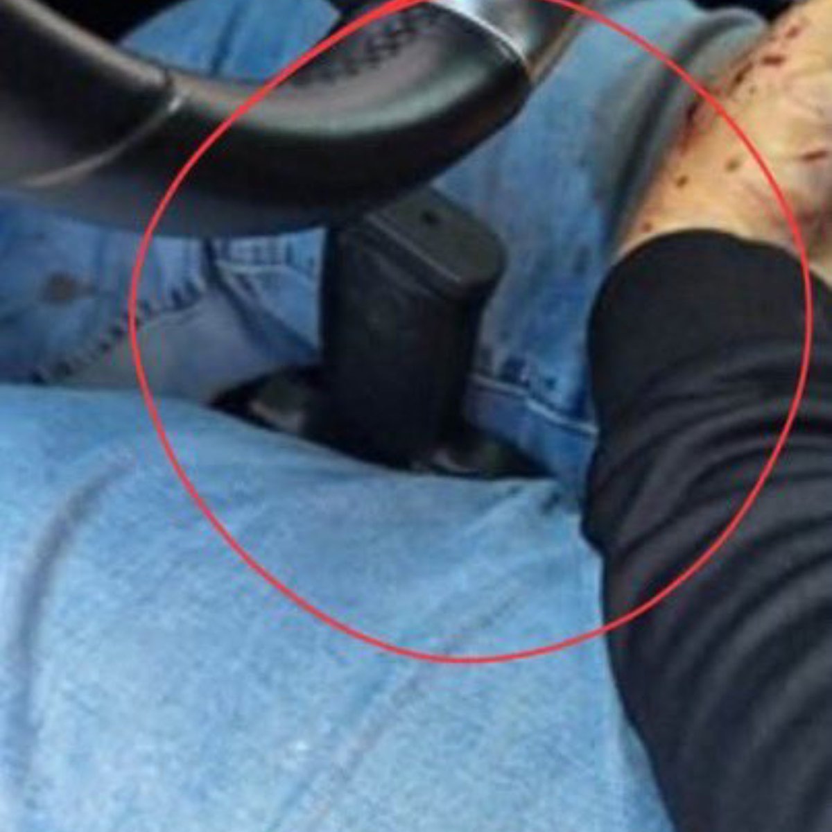 marcelcarrillog's tweet photo. ¿Les sorprendería que Morena quiera hacernos creer que Zenyazen Escobar se suicidó y que, antes de morir, alcanzó a colocarse el arma entre las piernas?

Es el mismo gobierno que llevó el cadáver de Cuén a una gasolinera para montar la versión de que murió durante un asalto.

Los montajes del bienestar están a la orden del día.