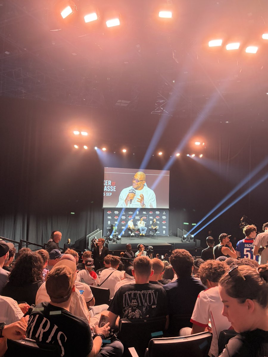 gd10szn's tweet photo. #UFCPARIS back tomorrow for more https://t.co/cOozUQLSRc