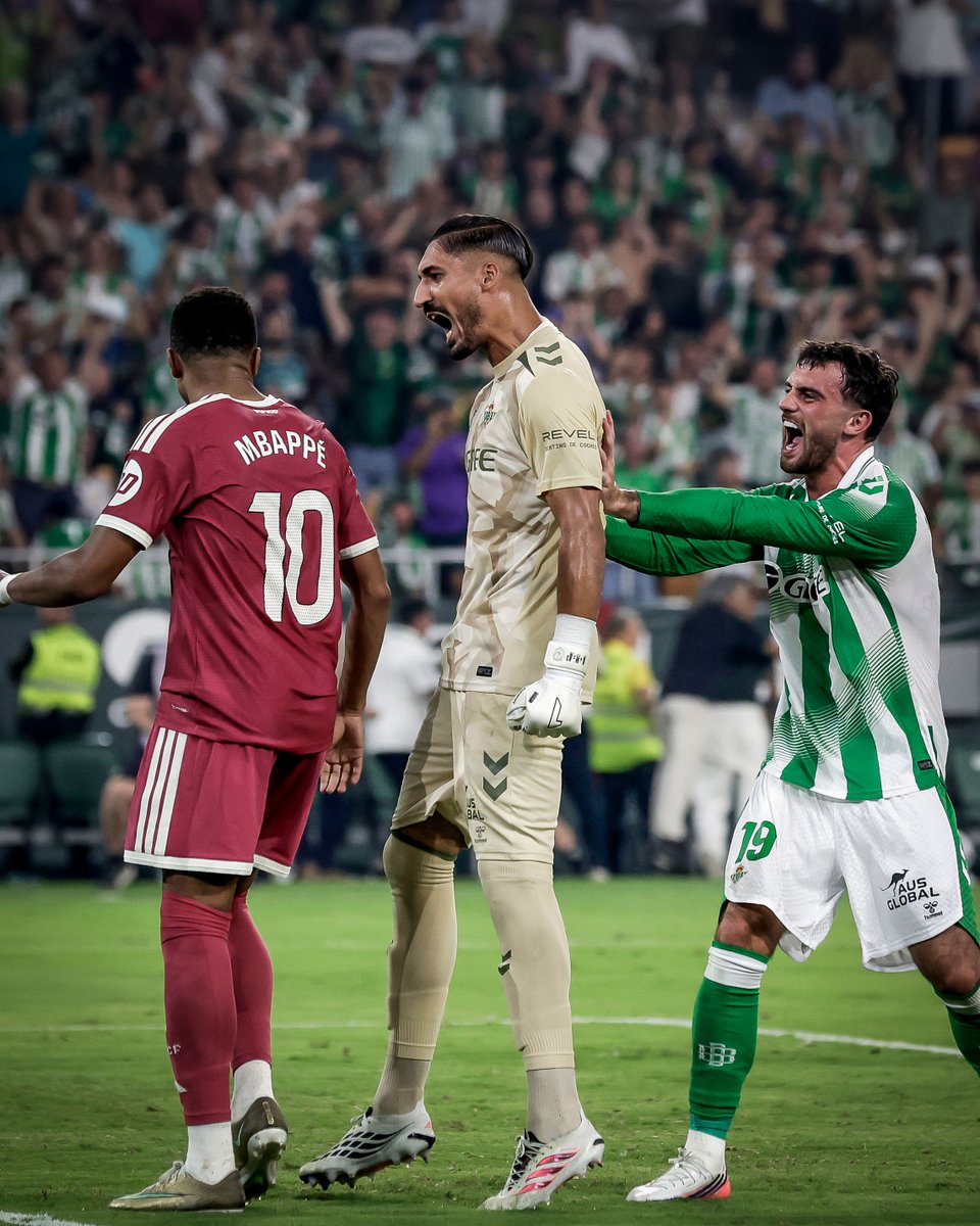 brfootball's tweet photo. Real Betis keeper Álvaro Valles got in Kylian Mbappé's face after saving his penalty and denying him a stoppage-time equalizer 😳 https://t.co/uPdY3OBEzH