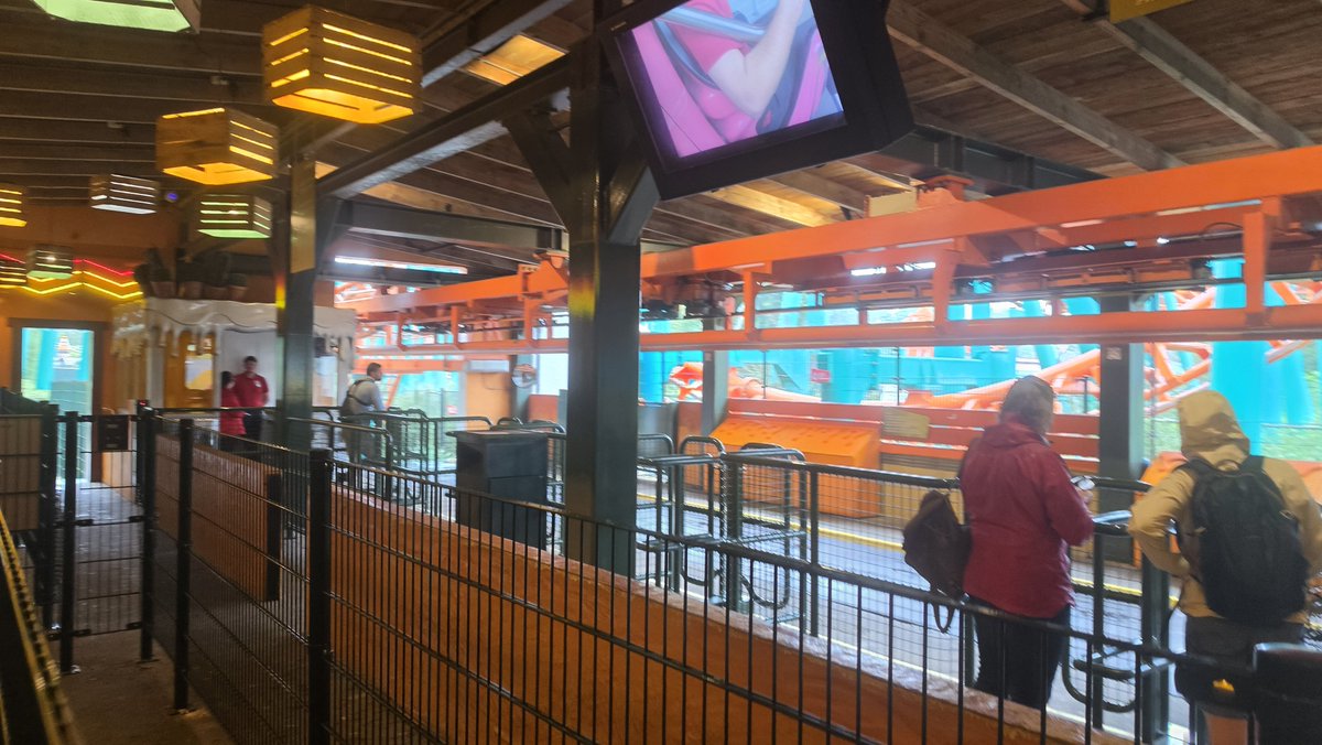 AshesOfBK's tweet photo. Condor might be the roughest ride I've ever ridden 😭 but the restraints at least made it slightly bearable. Couldn't imagine how much it would have hurt with the old vekoma otsr. https://t.co/0jMGQSmdx0