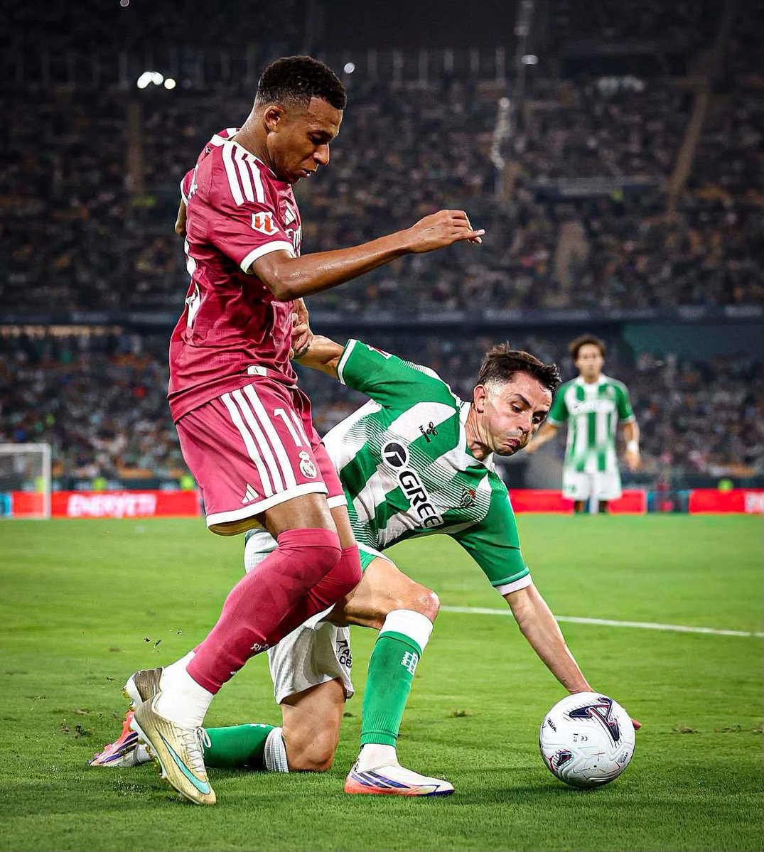tudimebeto's tweet photo. La postal de Álvaro Fidalgo quitándole el balón a Kylian Mbappe en el último minuto🇲🇽❤️ https://t.co/nmxSNbAj82