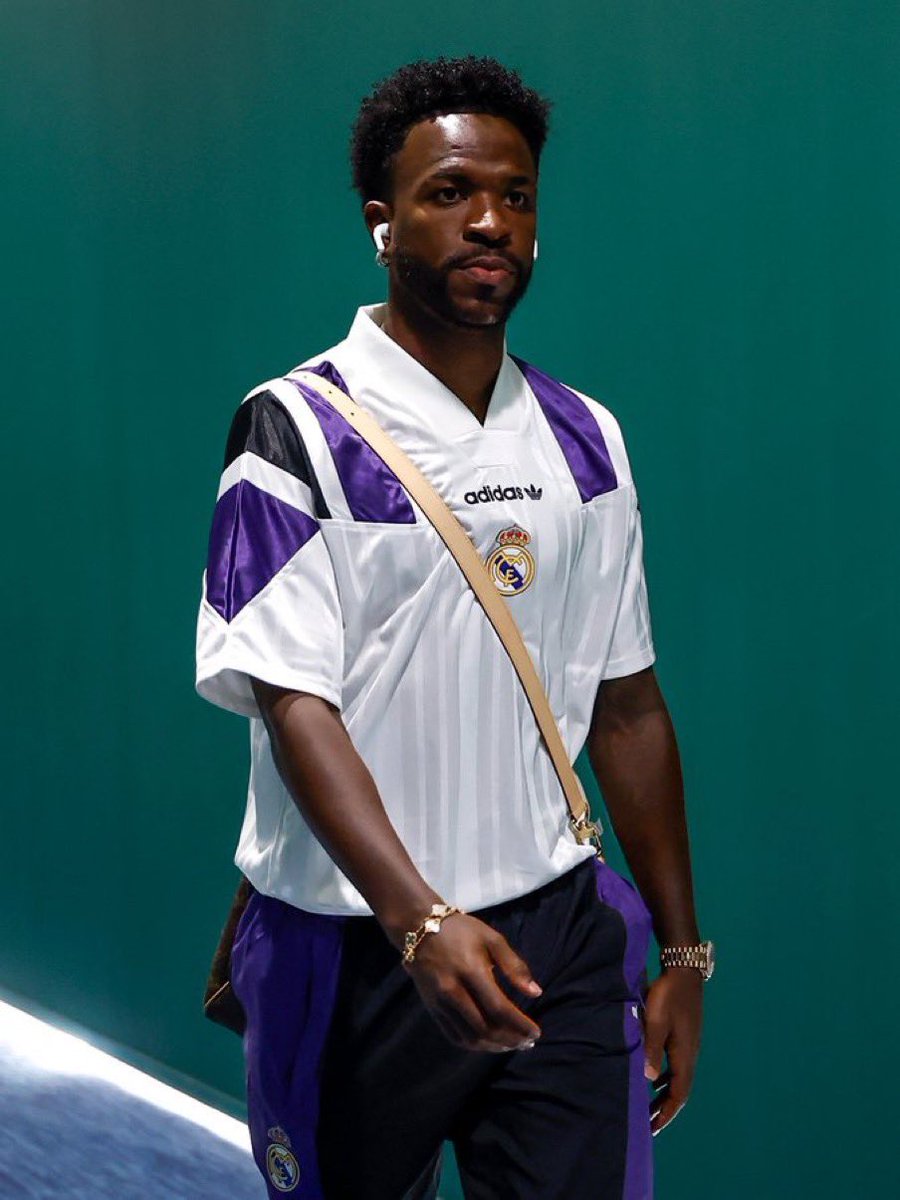 UTD_Seth001's tweet photo. 🚨Vinícius Jr. on Carlos Espi’s disallowed goal against Real Betis:

🗣️ Vinícius Jr.: “Honestly, I don’t understand it.

I always thought offside was about the moment the ball is played. That’s what we’ve been taught.

But with Carlos, they went back several seconds and found a position before the actual pass. I was watching it and thinking, ‘How can that be offside if he’s not offside when the ball is played?’

At this point, I don’t know what we’re supposed to tell the forwards.

Maybe if you’re offside at any point, you have to leave the pitch and wait until VAR decides you’re allowed to come back. [laughs]

We scored, we celebrated, Carlos did his job, and then suddenly the goal is gone.

I respect the referees and VAR, but sometimes football becomes too complicated. If the rule is about the moment the ball is played, then that should be the moment we judge.

It’s frustrating, especially when a player does everything right and the goal is taken away.”