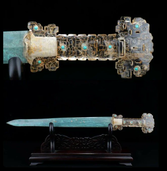 Rainmaker1973's tweet photo. Bronze and crystal sword from China, c.450-250 BCE: the hilt of this sword was crafted from rock crystal, turquoise, and gold, and the blade is covered in a greenish-blue patina that was naturally produced over time

[📸 National Museum of China, Beijing] https://t.co/q4wvA20M1v