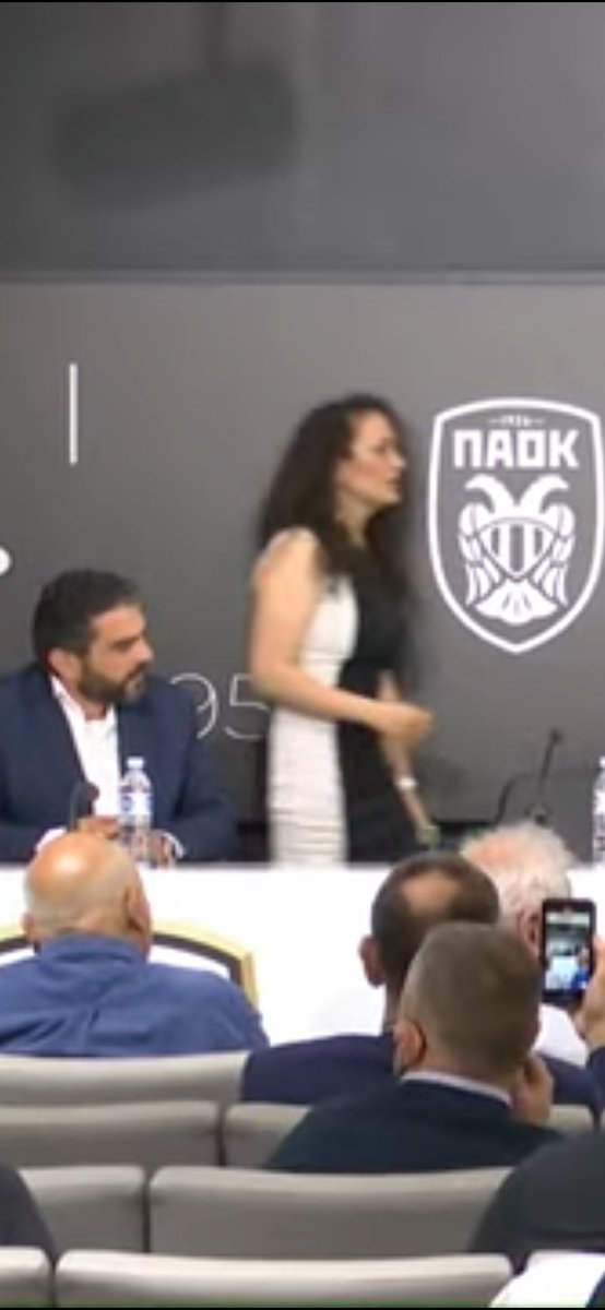 PAOKland4's tweet photo. Βρείτε ποιες φωτογραφίες είναι του 2022 και ποιες του 2026.
Φορέσαμε το ιδιο φόρεμα να ανεβάσουμε τον βαθμό δυσκολίας https://t.co/WgkdyjOQzs