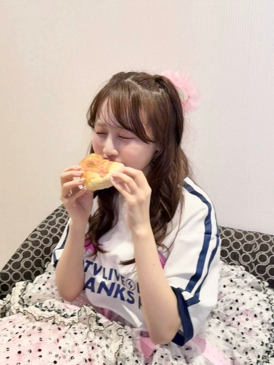 TBS_geino's tweet photo. ふるっぱー 松本かれん

「世界一幸せな」もぐもぐ写真😋
Juice=Juice 江端妃咲の手作りパンを絶賛🍞

⬇️記事はこちら📷📝
https://t.co/nIXZxBFDbt

#FRUITSZIPPER #ふるっぱー #フルーツジッパー #松本かれん https://t.co/MDvfmFSY3F