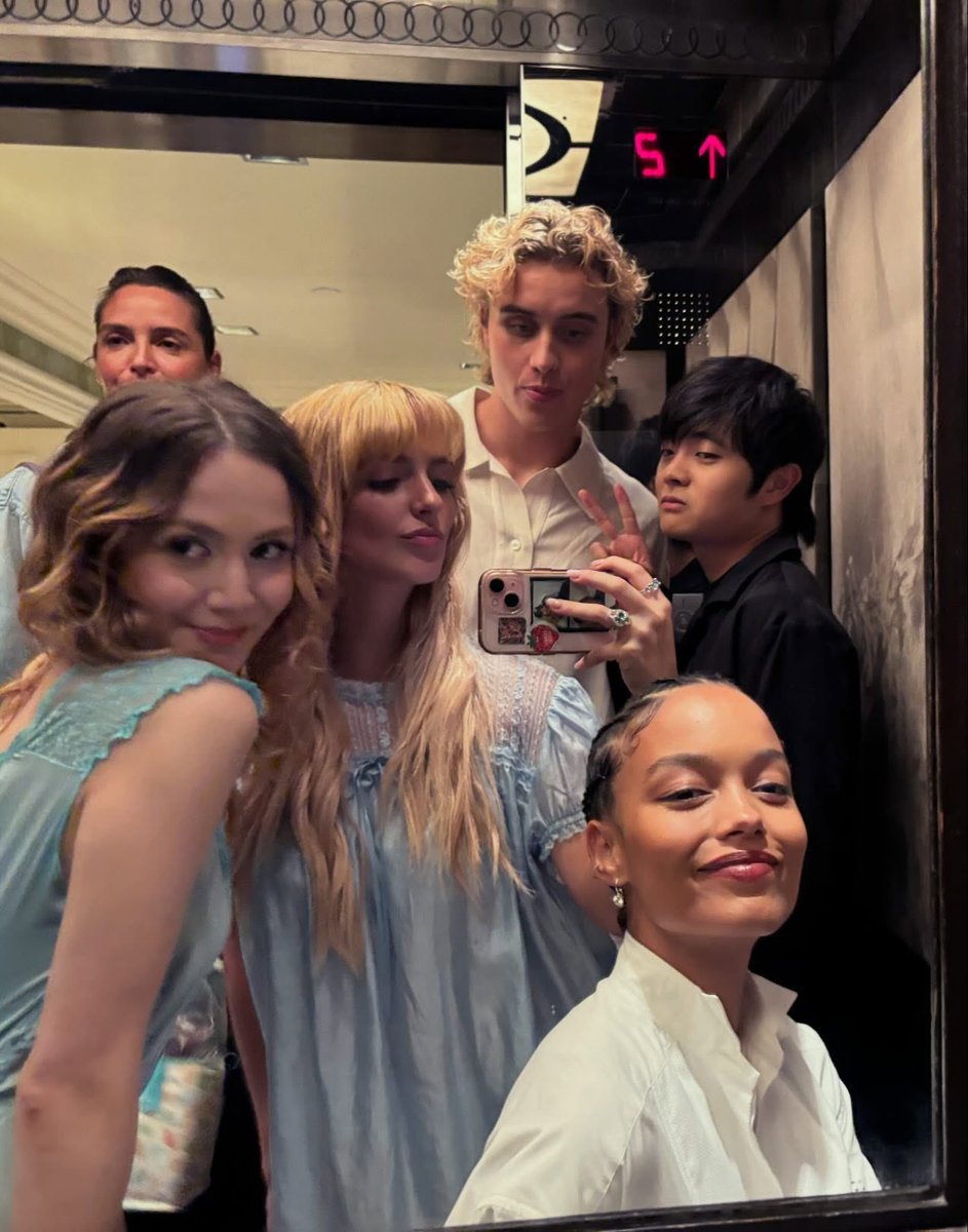 rebellevague's tweet photo. Il press tour di The Hunger Games: Sunrise on the Reaping è ufficialmente iniziato.
Il cast si è riunito per registrare le prime interviste. https://t.co/wa8iIHujC1