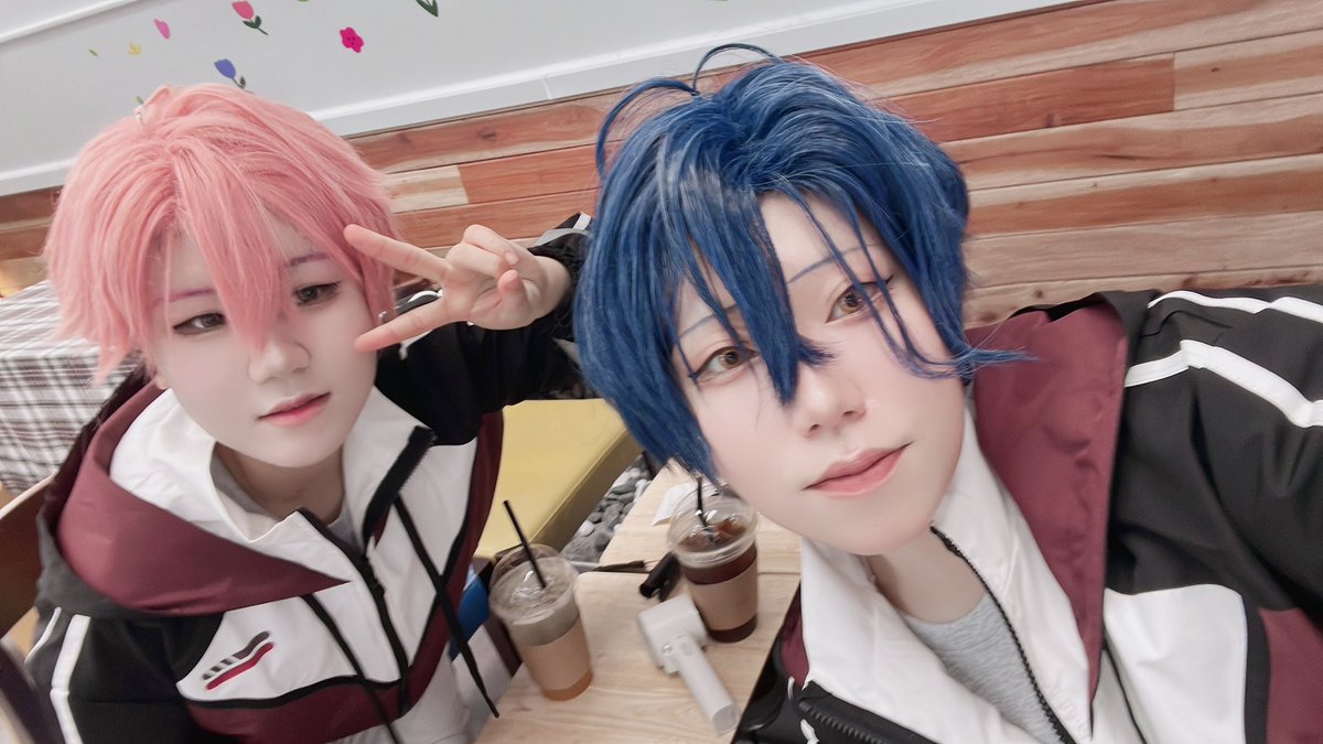 choo_cos's tweet photo. 이상한 버스에 있기 https://t.co/I3HZ958zme