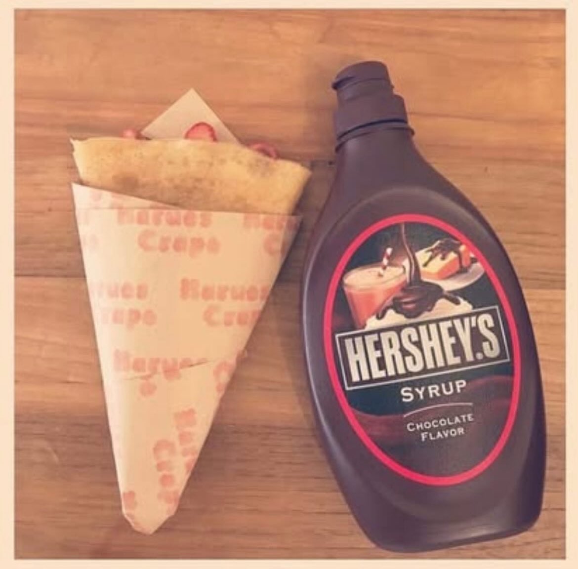 HaruesCrape's tweet photo. .
焼きたての���地に
いちごカスタードと
HERSHEY’Sのチョコレート🍓*+
.
.
.
#三茶 #クレープ #茶沢通り 
#三軒茶屋 #HaruesCrapeopen
#HaruesCrape
#いちごチョコクレープ
#いちごチョコ生クリーム
#いちごチョコカスタード
#いちごクレープ
#いちご生クリーム
#自家製カスタード
#売り切れ次第close https://t.co/3X5JR37Lvm