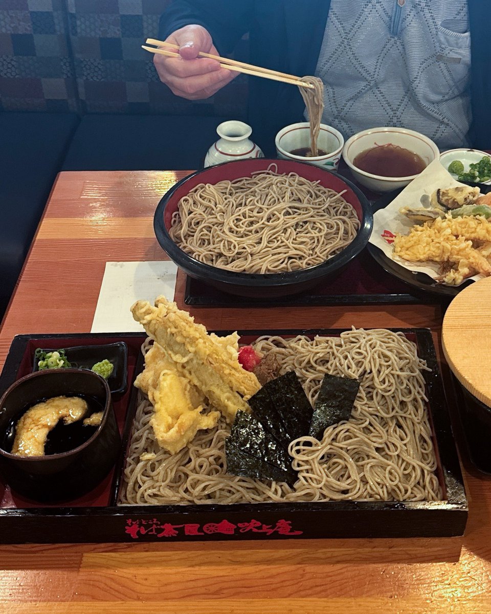 kuriwaki's tweet photo. 吹上庵の大盛りそば。
思いのほか多くて満足度が高い！ https://t.co/tIu8kkM80p