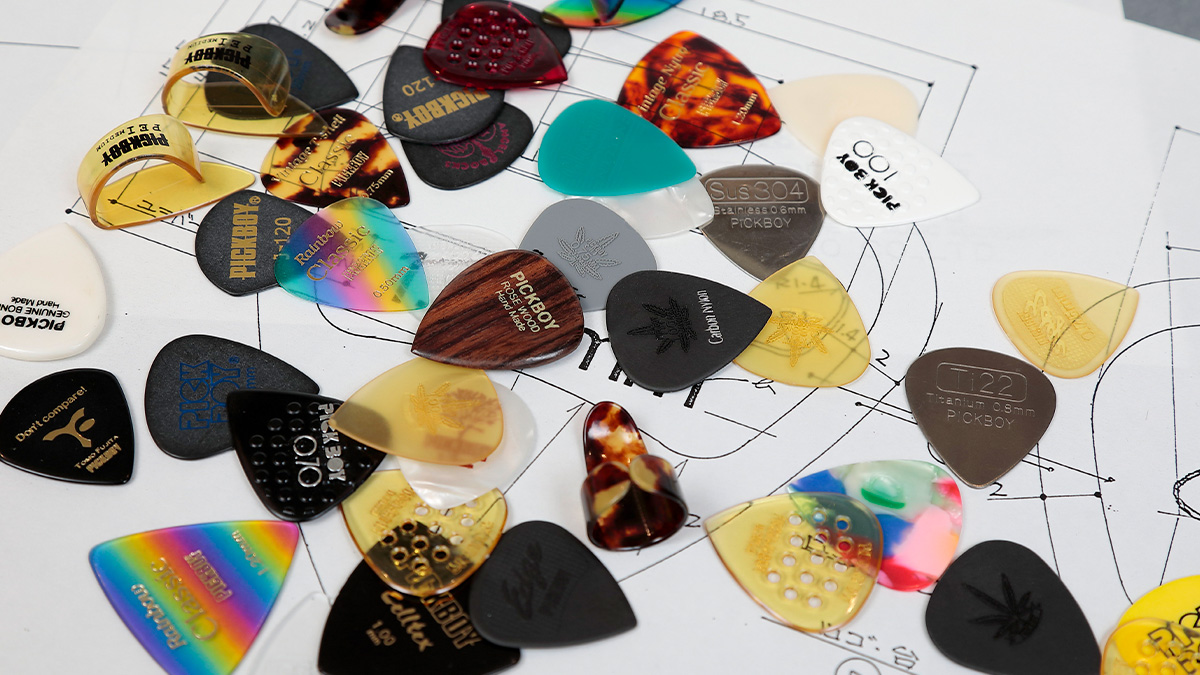 PICKBOY1967's tweet photo. どのギターピックを選べばいいか、迷ったら。

形・厚さ・素材から、自分に合うPICKBOYを探せる「ギターピック選びガイド」を公開しました！

はじめての1枚にも、次に試す1枚にも。
動画で質感やエッジの仕上がりもご覧いただけます。
https://t.co/2our1t8uVr

#PICKBOY #ギターピック https://t.co/xqoDoBFn8g
