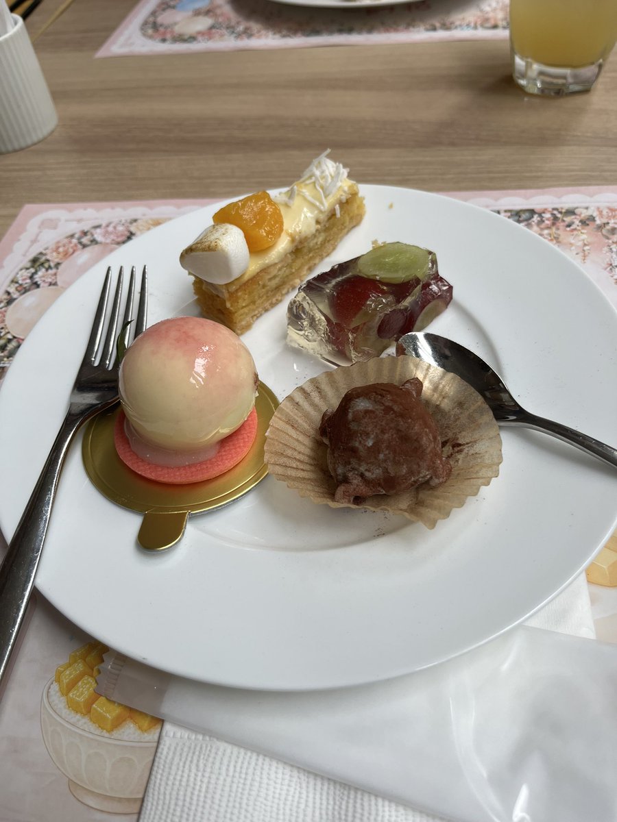 0sy2601's tweet photo. スイーツビュッフェinヒルトン名古屋 https://t.co/VFBz9m6cIu