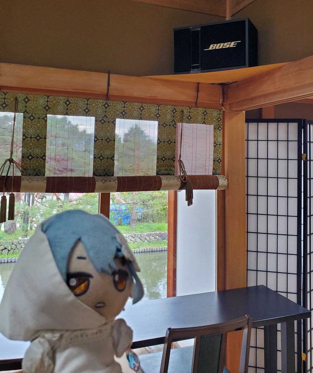 things_nui_made's tweet photo. 敷地内のカフェに来たよ…… スピーカーが“BOSE”だ…… https://t.co/6k6aQwEAGz