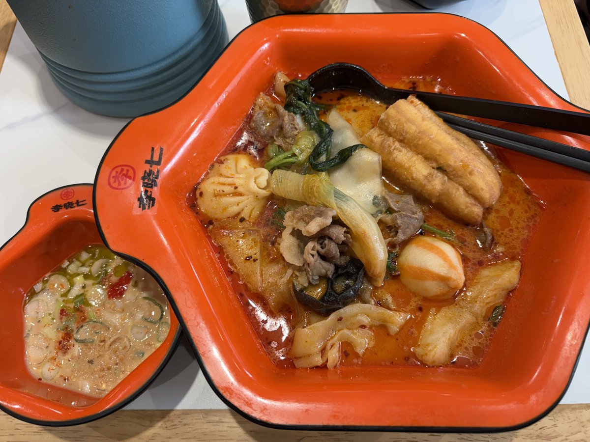 takeyakun's tweet photo. マーラータンたべてきた。隣席の女子中学生四人組。一口もらったのかな、「トマトスープ美味すぎ！次からこれにする」と言ってた。その程度では影響されないが、さらに「次からトマトにするひとー？」と多数決をとり始め、四人全員が手を挙げた。さすがに次トマトにするわ。 https://t.co/JKtWMFTk4A