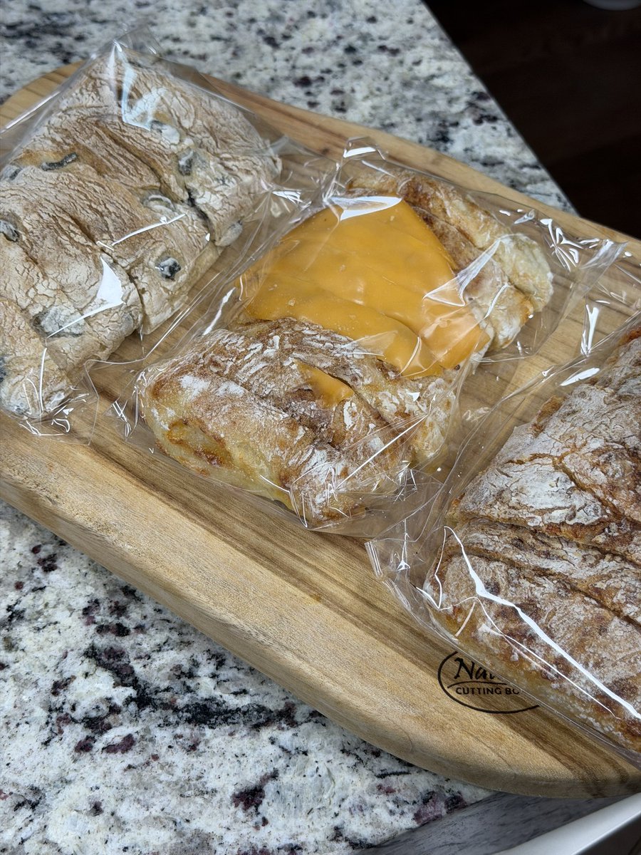donutevangelist's tweet photo. 저녁으로 치아바타 샌드위치 먹으려고
치아바타 시켰는데
커팅요청했더니
시⃫발⃫ 이 꼬라지로 보내놓았네
아 미친새끼인가
경찰서 간다 지금 https://t.co/CQSwVyWOjp