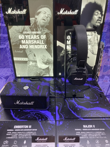 bic_yuurakuchou's tweet photo. 【取り扱い店舗限定✨】
#マーシャル が #伝説のギタリスト 、ジミ・ヘンドリックス🎸をトリビュートしたヘッドフォン #MajorV 、スピーカー #EvertonⅢ を発売しました! #ジミヘン をイメージしたディテールは #ギターキッズ ならずとも要チェック👍2F #オーディオ コーナーにて販売中です🎧 https://t.co/teM6DQEVHa