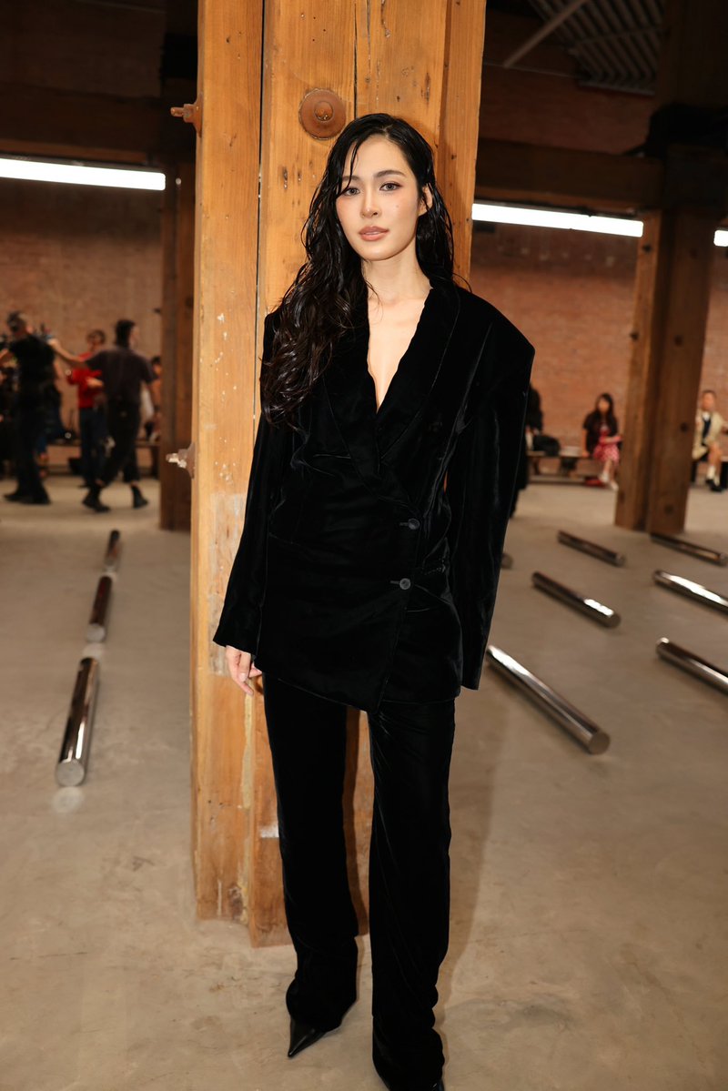 mstarnewsth's tweet photo. ส่องลุค CalvinKlein Asia Pacific Ambassador "หลิงหลิง คอง" @linglingsirilak ขณะเข้าร่วมชมแฟชั่นโชว์ Calvin Klein Collection Spring 27 Runway Show เป็นการปร��กฏตัวครั้งแรก ในได้เข้าการร่วมชมโชว์ของ Calvin Klein แบรนด์ระดับโลก แบบติดขอบรันเวย์ ณ นครนิวยอร์ก สหรัฐอเมริกา เมื่อเวลา 02.00 น. ของวันที่ 12 กันยายน 2569 (ตามเวลาประเทศไทย) ที่ผ่านมา

LINGLING APAC FACE OF CK

#CalvinKleinSS27xLINGLING
#Linglingkwong #หลิงหลิงคอง‌
#CALVINKLEINSS27
#CALVINKLEIN