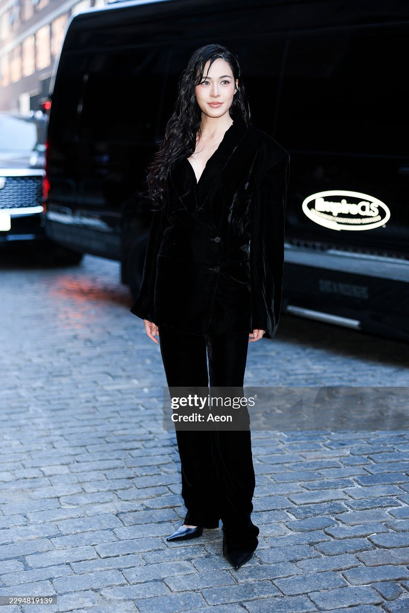 mstarnewsth's tweet photo. ส่องลุค CalvinKlein Asia Pacific Ambassador "หลิงหลิง คอง" @linglingsirilak ขณะเข้าร่วมชมแฟชั่นโชว์ Calvin Klein Collection Spring 27 Runway Show เป็นการปร��กฏตัวครั้งแรก ในได้เข้าการร่วมชมโชว์ของ Calvin Klein แบรนด์ระดับโลก แบบติดขอบรันเวย์ ณ นครนิวยอร์ก สหรัฐอเมริกา เมื่อเวลา 02.00 น. ของวันที่ 12 กันยายน 2569 (ตามเวลาประเทศไทย) ที่ผ่านมา

LINGLING APAC FACE OF CK

#CalvinKleinSS27xLINGLING
#Linglingkwong #หลิงหลิงคอง‌
#CALVINKLEINSS27
#CALVINKLEIN