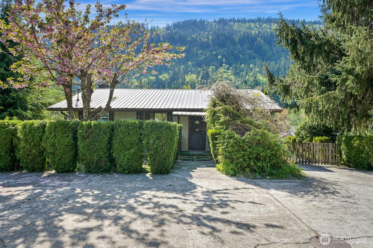 hbtilley's tweet photo. Updated pricing  - A pretty home in a lovely neighborhood. What more could you ask for? https://t.co/Pit22BDlqf