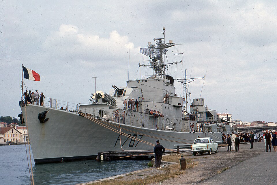 NavalEncyclope1's tweet photo. The #Marinenationale #ColdWar #Frigates: #frenchnavy “Le Normand” class or E52 type escort were a followed up of the Le Corse (E50) 14 built 1953-60 with with many modifications. https://t.co/M8DE3xrmnn #escortdestroyer #destroyerescort #atlanticescort #frenchfrigate #natofrigate https://t.co/9Pa1bhdy26