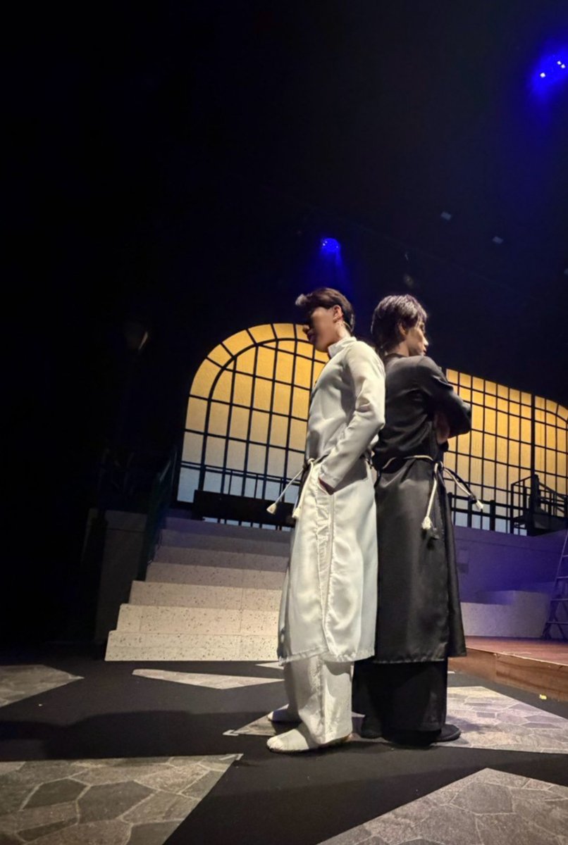 RikuNoma's tweet photo. 舞台『大正浪漫探偵譚 -エデンの歌姫-』

千秋楽を迎えました。

精神的に辛い役でしたが、素敵なカンパニーの皆さんのお陰で毎日楽しく過ごさせてもらって、無事怪我も無く乗り越えることができました。

これからのツァオの幸せを願っております。

草（ツァオ）役　　野間理孔

#ろまたん https://t.co/4orVU7rACk