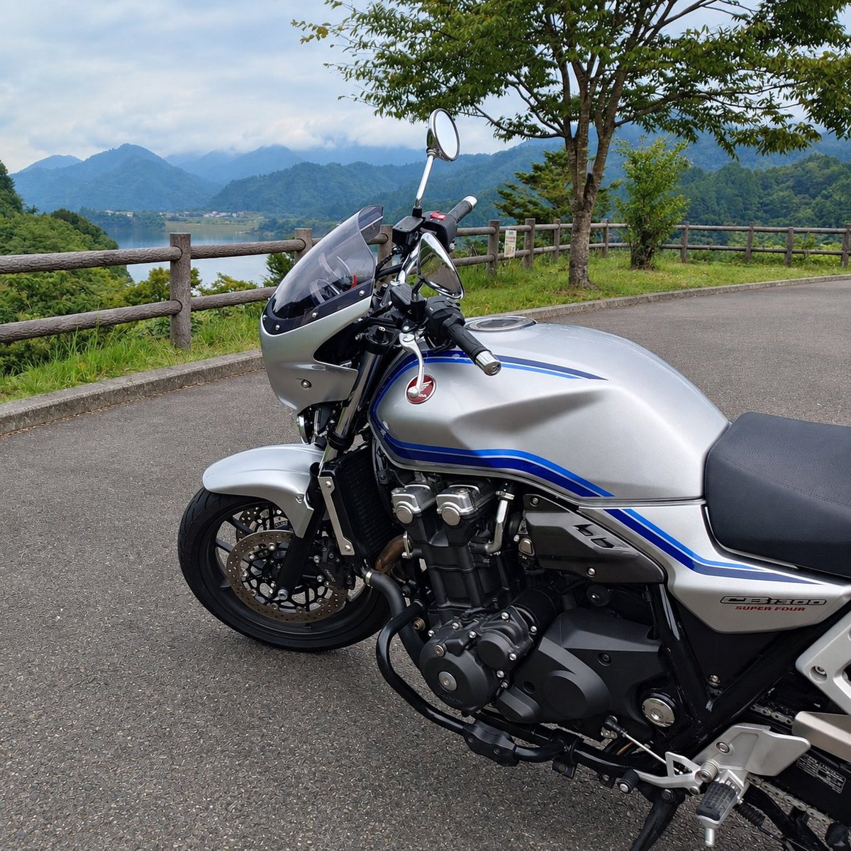 ykym_130's tweet photo. およそ2カ月ぶりの
#宮ヶ瀬

MOTTO GOがサービス終了になるので、#ツーリングサポーター を試してみた。
カーブも取り締まりも教えてくれる。替わりになりそう。
（高いのだからそうでないと困る）

私は音声だけで使うので、地図画面については違いがわからない。

#cb1300sf
#chatGPT  で背景加工 https://t.co/1ilfnAbnNZ