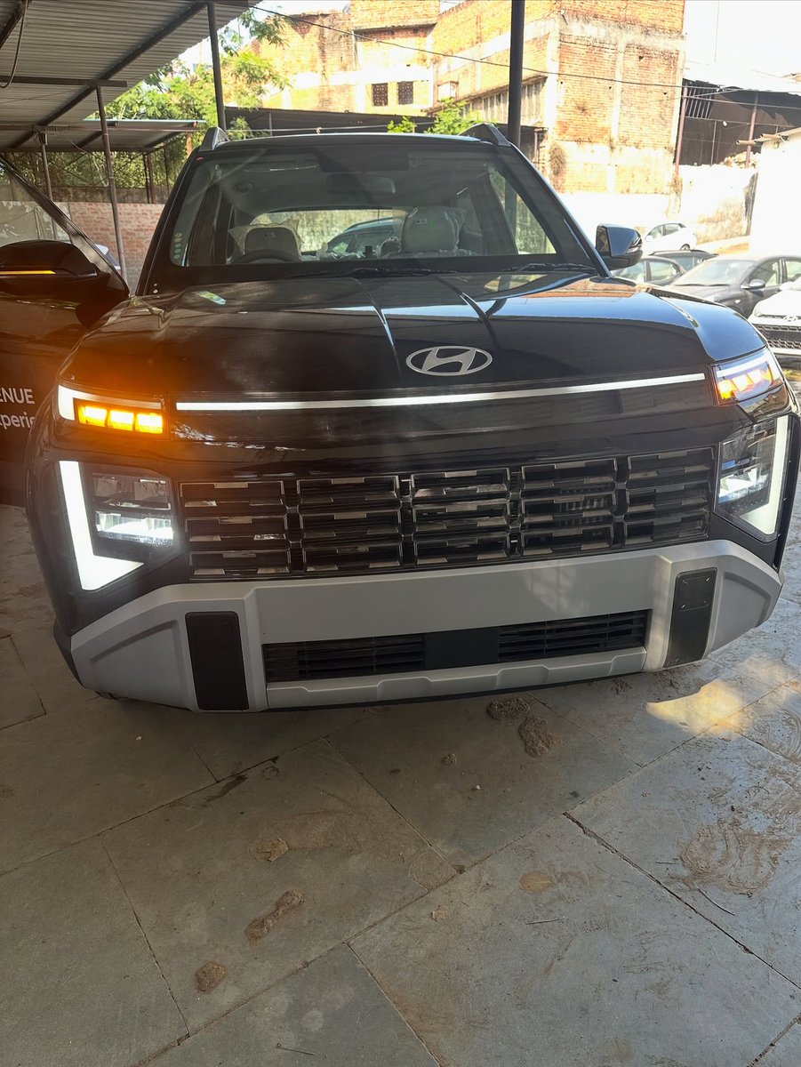 DjjKinq's tweet photo. Hyundai Venue HX7 Diesel Manual top model starts at ₹7. 89 lakh ex-showroom, Gwalior. Follow Aryan Soni Car Review. https://t.co/b83D8I26Za