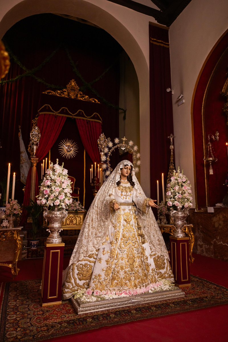 RociodeMalaga's tweet photo. ⚜️ 𝐀𝐍𝐈𝐕𝐄𝐑𝐒𝐀𝐑𝐈𝐎 𝐂𝐎𝐑𝐎𝐍𝐀𝐂𝐈𝐎́𝐍 • La Virgen del Rocío ya pisa suelo victoriano, dispuesta a recibir en besamanos los rezos, las plegarias y las miradas de tantos que la quieren.

La Virgen de los malagueños ya está aquí, preparada para encontrarse de nuevo con los suyos; para rezarle, para darle gracias o, simplemente, a quedarse unos instantes frente a Ella antes de su partida.

🪡 Para tan señalada ocasión, la Santísima Virgen luce saya de Coronación, en oro y seda sobre tisú de plata, obra de Salvador Oliver, bajo diseño de Eloy Téllez. Completa el conjunto el Halo de Coronación y el manto de vistas realizado por Felicitación Gaviero.

Como 𝐞𝐬𝐭𝐫𝐞𝐧𝐨, luce una mantilla de blonda de seda española, donada por un grupo de devotos para esta ocasión tan especial.

📸 Luisma Gómez

#CofradíasMlg