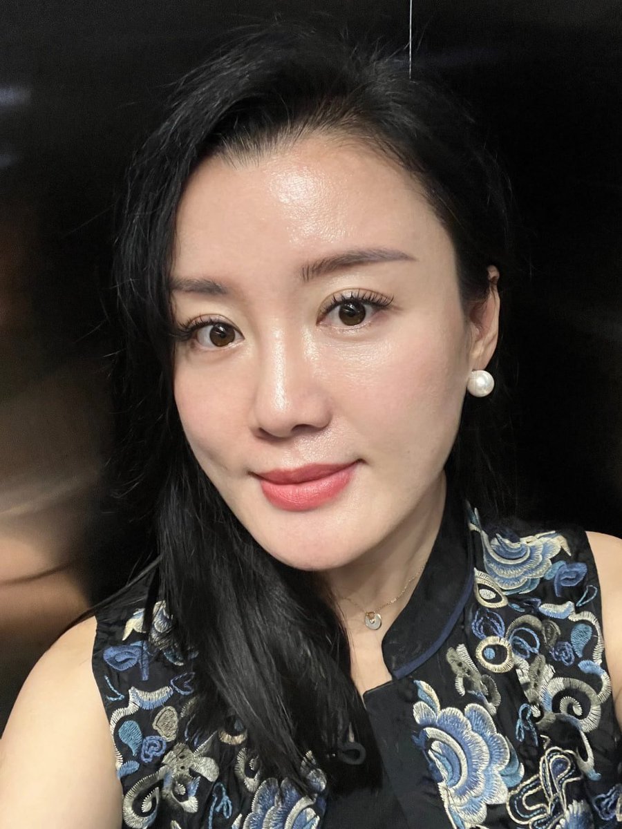 kuapennn's tweet photo. 大家都说成熟女人的魅力在于懂得克制，但当成熟女人决定放纵一次，你觉得有几个男人能招架得住？ https://t.co/tSlloIHFIE