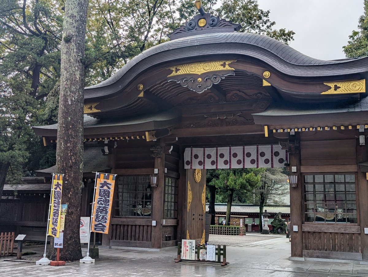 harikyumaron's tweet photo. 大國魂神社へお参りして来ました⛩️

鳥居をくぐって進むと、立派な神門がお出迎え。

武蔵国の総社で、医療の道にも縁のある神様だそうです。
　
#大國魂神社 #神社巡り #お参り https://t.co/W79CwrrxR3