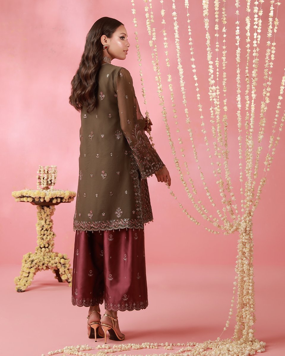 asimjofa's tweet photo. Festive Collection by Asim Jofa | Launching Today (12th) September at 6 PM
AJUFC-17 | Unstitched | 2 PCS
A celebration of color, craft and festive splendor, this green shirt is lavishly worked with antique gold zari and light gold sequins
#AsimJofa #FestiveCollection https://t.co/9JngKATrpz