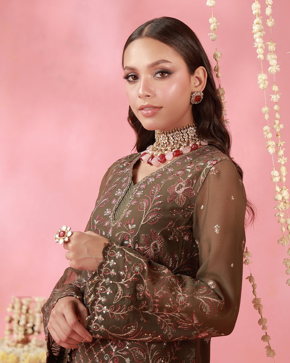 asimjofa's tweet photo. Festive Collection by Asim Jofa | Launching Today (12th) September at 6 PM
AJUFC-17 | Unstitched | 2 PCS
A celebration of color, craft and festive splendor, this green shirt is lavishly worked with antique gold zari and light gold sequins
#AsimJofa #FestiveCollection https://t.co/9JngKATrpz