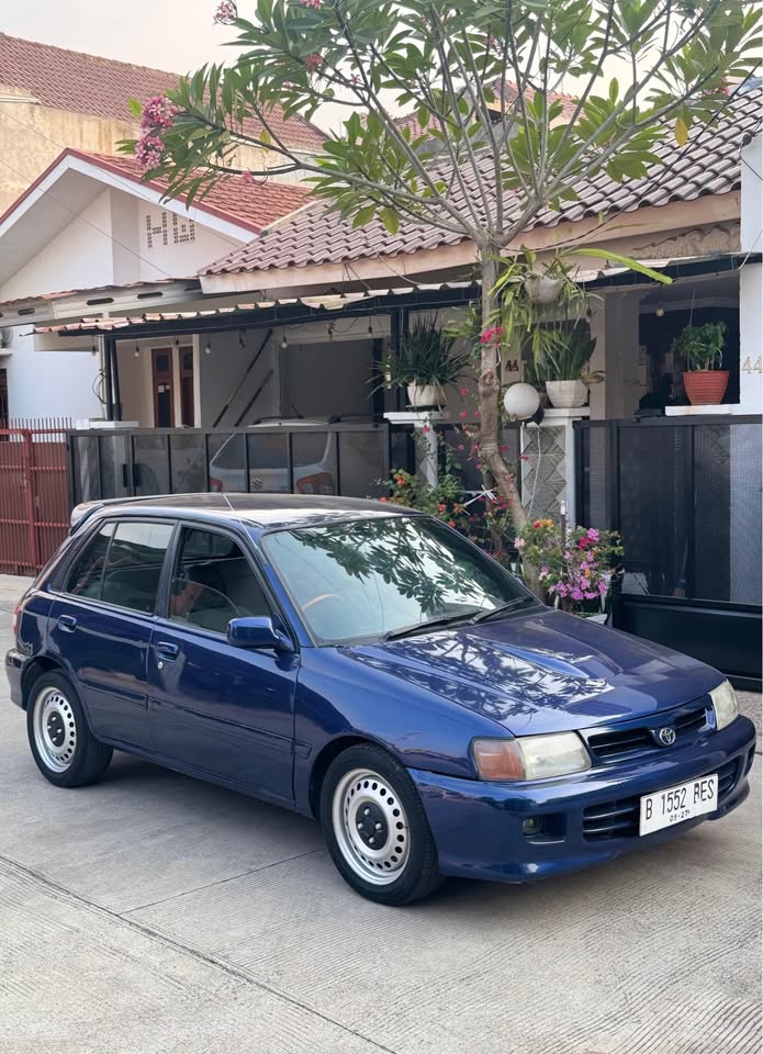 otomogarage's tweet photo. Toyota Starlet SEG 1.3 Turbo Look 1997 dengan karakter hatchback Jepang lawas.

Mesin karburator halus, sekali starter langsung menyala, interior original, AC dingin, fitur elektrik aktif, dan pajak hidup.

Detail:
https://t.co/bAWMtOjloo
#ToyotaStarlet #JDMClassic #OtomoGarage https://t.co/EijFzS9uVq
