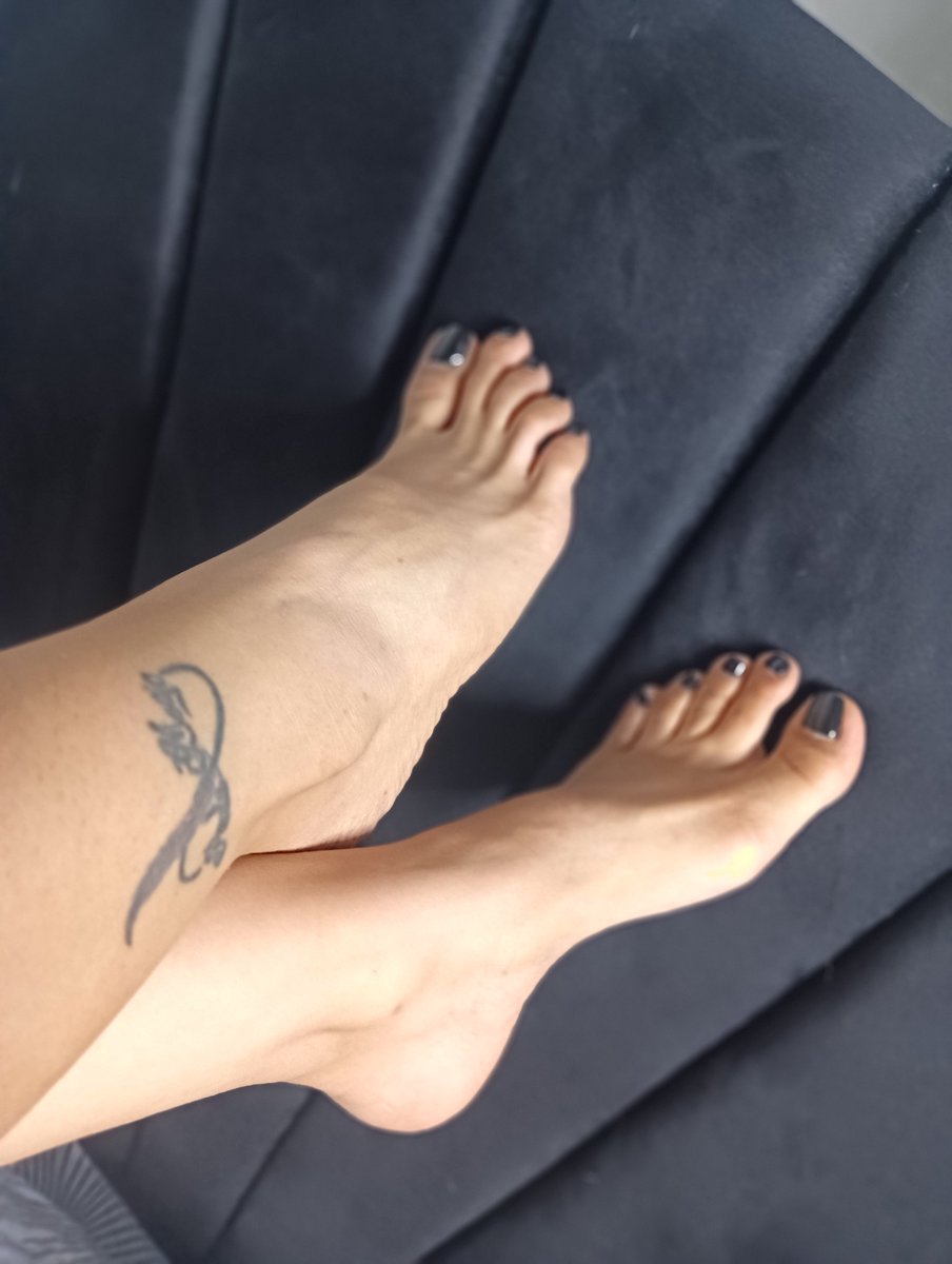 Gracejm03's tweet photo. QUIERO CASTIGARTE, APLASTARTE LOS HUEVOS, PISOTEARTE...
INÚTIL...
#feetfetısh #DIOSADEPIES #findom https://t.co/aavZgMYGRY