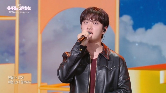 tang__kira's tweet photo. Doh Kyungsoo (EXO) seneng setelah lagunya Popcorn kembali populer setelah 2 tahun rilis.

Kyungsoo cerita kalau lagu Popcorn terkenal sebagai lagu pernikahan, terutama sebagai lagu kedatangan mempelai pria. 

Selain itu Popcorn juga lagu yang cocok buat musim semi. Ini pertama kalinya Kyungsoo ngerasain Reverse popularity (lagu lama yg hits kembali), rasanya senengg.

https://t.co/4IBe1PqYKO