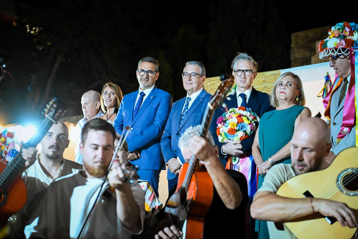 diputacionMLG's tweet photo. 🎨 Anoche tuvo lugar en los jardines de la Casa Fuerte Bezmiliana de @aytorincon el pregón y la presentación oficial del cartel del XXXI Concurso Tradicional de #Verdiales estilo Montes de #Benagalbón. https://t.co/yr2pETIZjB