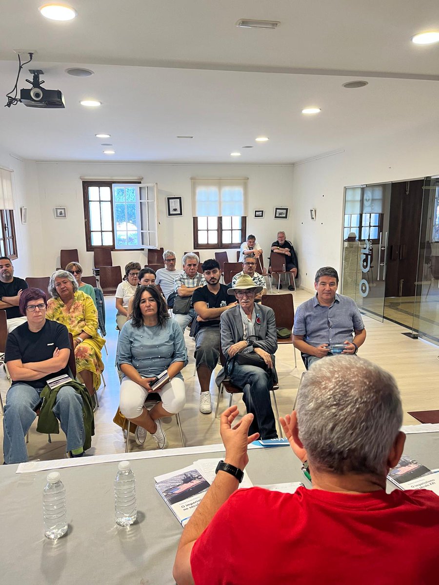 TempoGaliza's tweet photo. Imaxes da presentaciรณn en #OGR0BE do libro de Duarte Correa ๐ ๐ข๐ฆ๐ฉ๐๐ซ๐ข๐๐ฅ๐ข๐ฌ๐ฆ๐จ ๐ง๐จ ๐ฌ๐ฬ๐๐ฎ๐ฅ๐จ ๐๐๐ na pasada quinta feira.
#Imperialismo #Galiza https://t.co/Jkpu8EvB1R