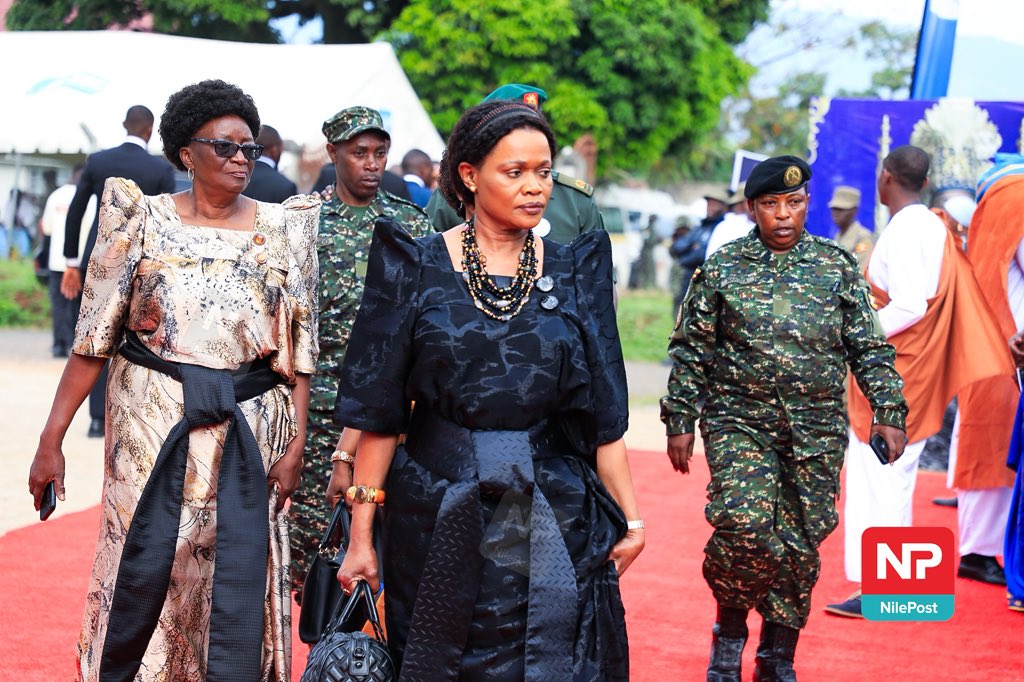 francis_isano's tweet photo. The Nnaabagereka Sylvia Nagginda is at St. John’s Cathedral, Kabarole, for the funeral service of the late Omukama Oyo Nyimba Kabamba Iguru Rukidi IV.

#NilePostNews #TooroMourns https://t.co/mlk9hnhCRh