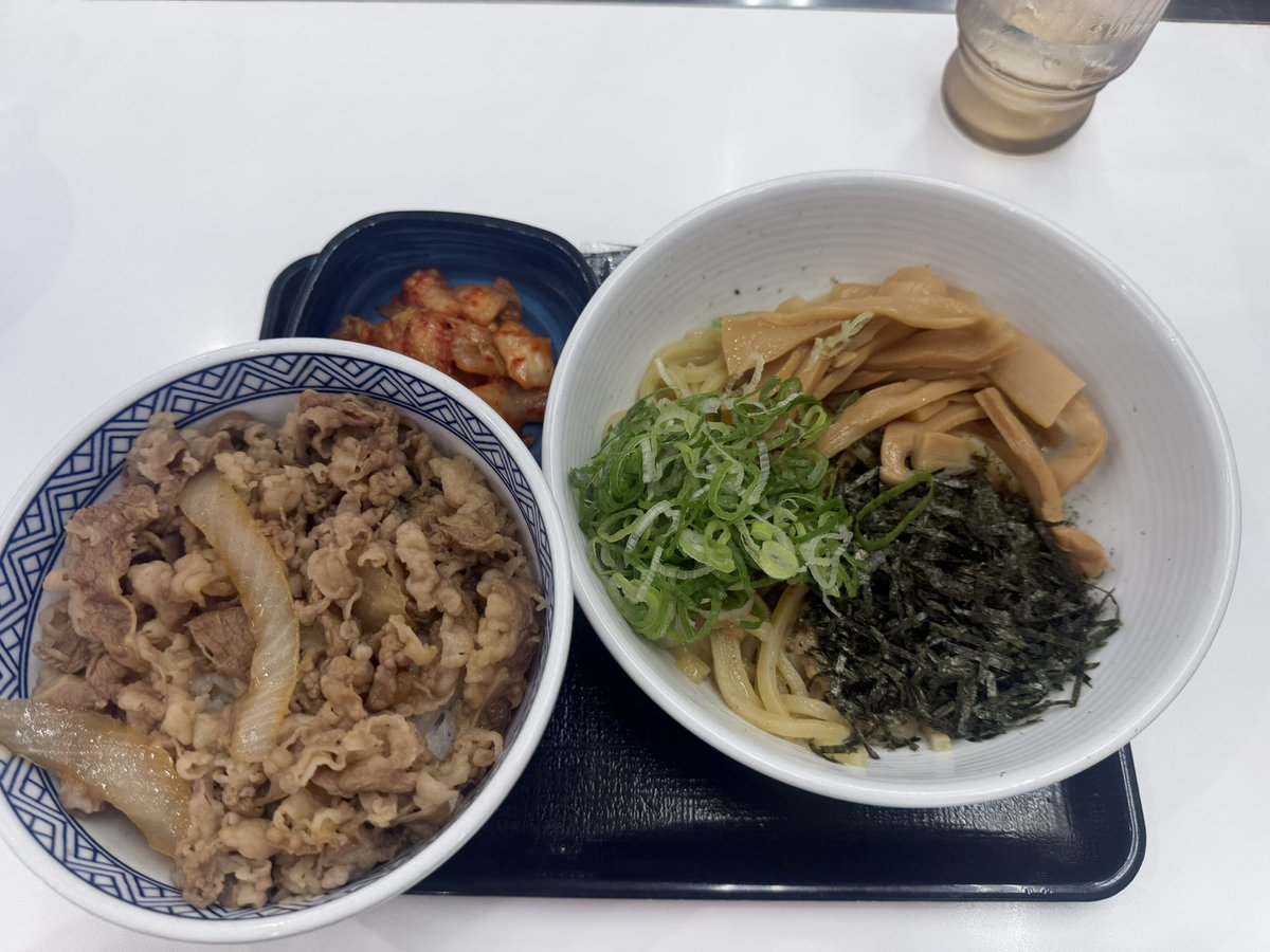 88Busa_VRC's tweet photo. 遅めの昼 https://t.co/DuwBOG8FXw