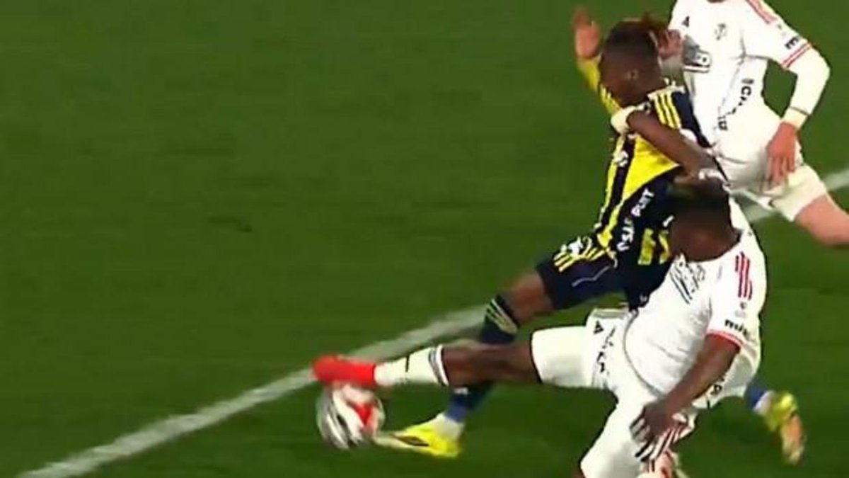 anonimjkkk's tweet photo. @fener202034 @Respetuoso1984 @FenerFanMH @Besiktas Siz bu pozisyondan sonra namusunuzu sahada bıraktınız https://t.co/tON3hyqiQM