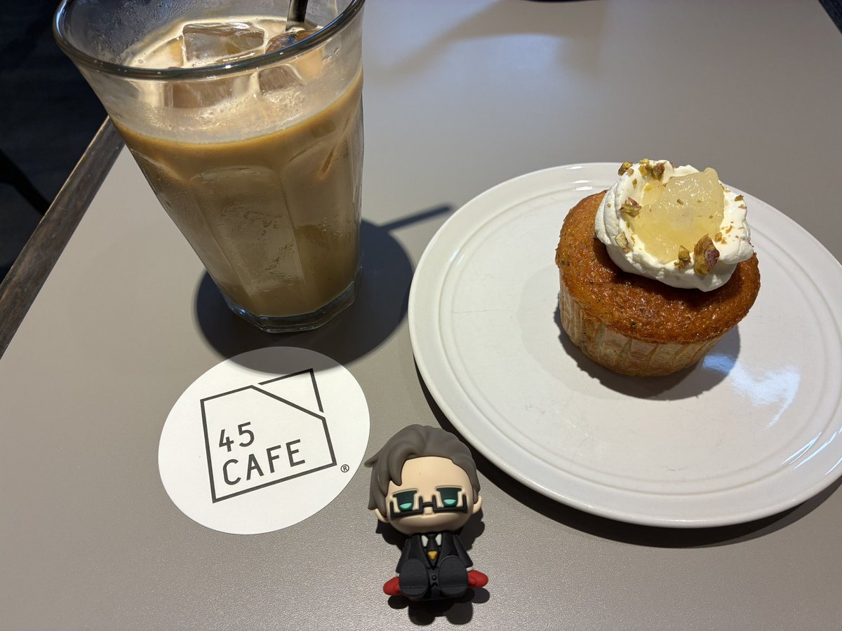 mitton39's tweet photo. 今日のお供を🐰さんにしたのはこのカフェに行きたかったからなんだよね
45🐰連れて45CAFEに行きたかったの！
ヘーゼルナッツラテと梨とジャスミンのマフィン美味しかった✨ https://t.co/atxrynDera