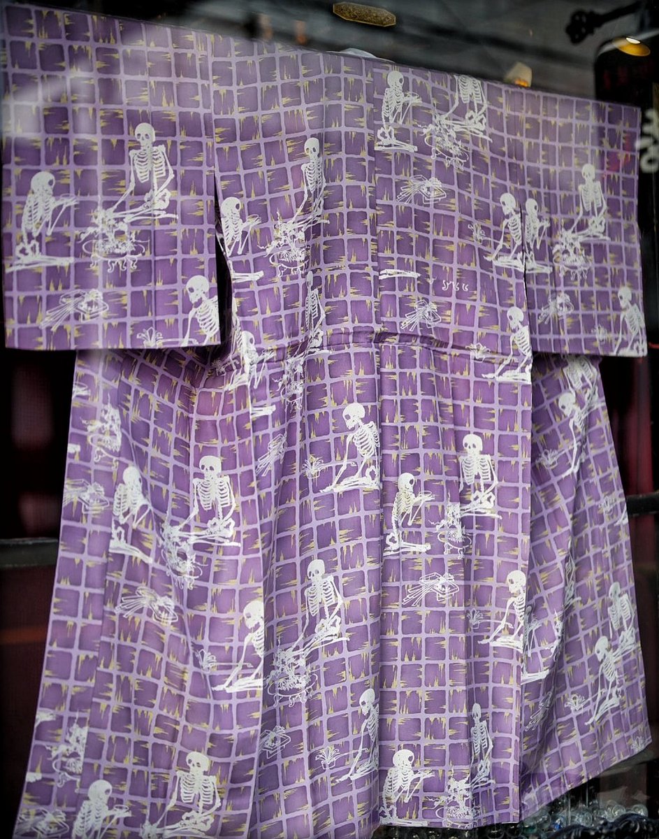 modoribashi237's tweet photo. 本日のショーウィンドー
盆栽骸骨襦袢👘💀✨ https://t.co/LX2clJ3rfw