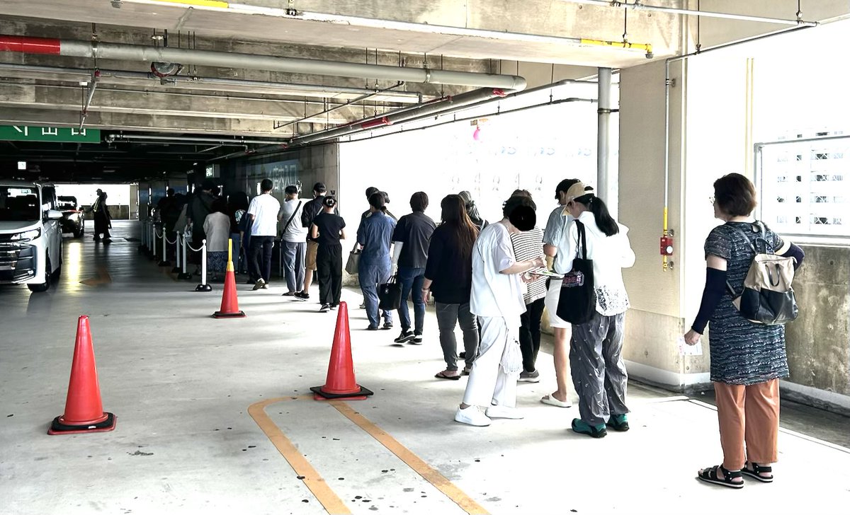 atelier_stand2's tweet photo. 那覇イオンの期日前投票に並ぶ行列。土曜日の昼前ということもあり、家族連れが多い印象でした。投票率が伸びて欲しい。
＃沖縄県知事選挙 https://t.co/MAcfJS3IyW