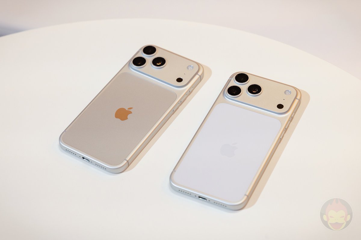 planetofgori's tweet photo. iPhone 17 Proのシルバー（右）とiPhone 18 Proのシルバー（左）の違い。プラトー以外の部分の背面仕上がりカラーが、本体の仕上がりに寄っていて自然になっている！

メチャクチャ良いじゃん！！！！ https://t.co/jQAdhEUbIU