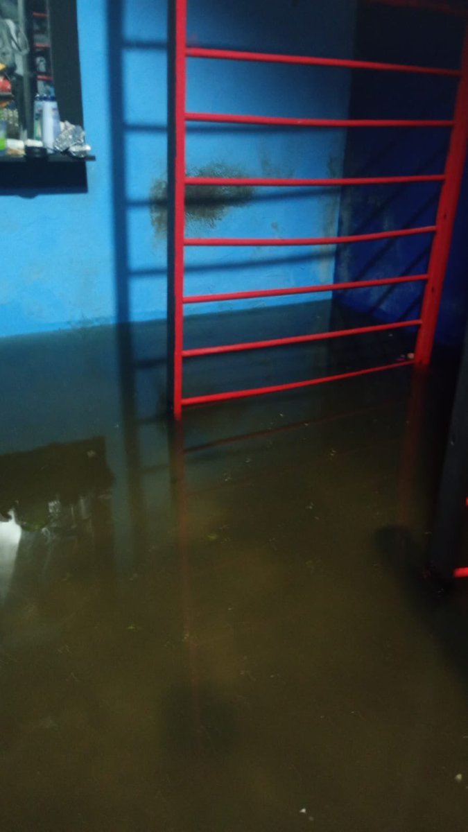 Tsuky10's tweet photo. AYUDA. Tenemos 2 años solicitando cambio de drenaje de #Transvaal, Col. #RomeroRubio, @A_VCarranza porque con las lluvias se inundan las casas y sale hasta por los baños aguas negras y las personas pierden sus cosas. @adnnoticiasmx @nmas @evelyn_parraA @IsraMore @julioc_moreno https://t.co/7JmzIghhcj