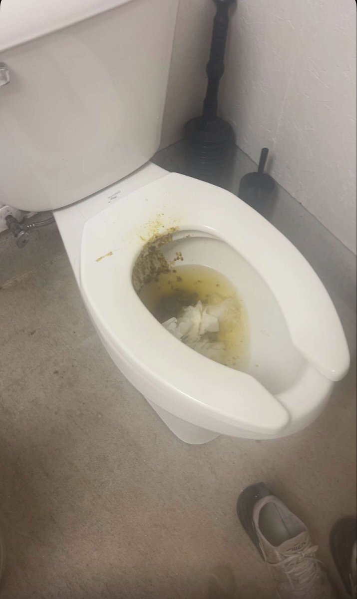 Depressed__LAX's tweet photo. Do I leave it? #almostmadeit #FUCK https://t.co/OW2m1QhFOa