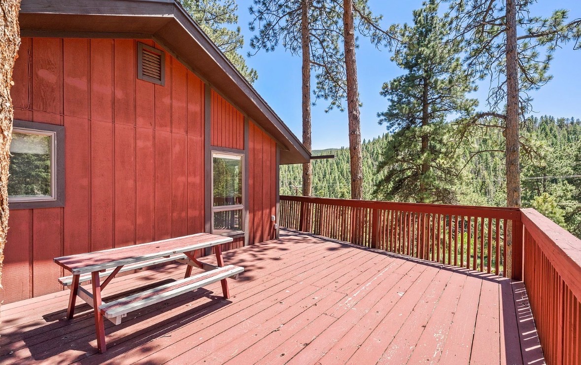 themountainmove's tweet photo. Stunner in Evergreen for under $700k.

Tucked into the pines of Brook Forest, with a wraparound deck looking out over the whole valley and within walking distance to the Maxwell Falls trailhead.

3bed/2bath  2790 sq ft on 1 acre.

Price is dropping slightly - this one is up for grabs.