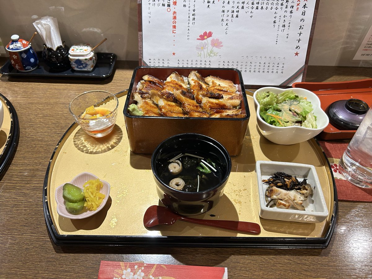 AtelieSuh's tweet photo. 姫路市民会館で撮影班、の前に、少し早めに着いたので、姫路城行ってきました。結構高さありますね。舐めてたーε-(´∀｀; )
穴子をご馳走になって帰ってきました。美味しかった！名物なんですね。
お疲れ様でした🙏感謝です
https://t.co/r8DxD3bjR9 https://t.co/SaggwWkPpw